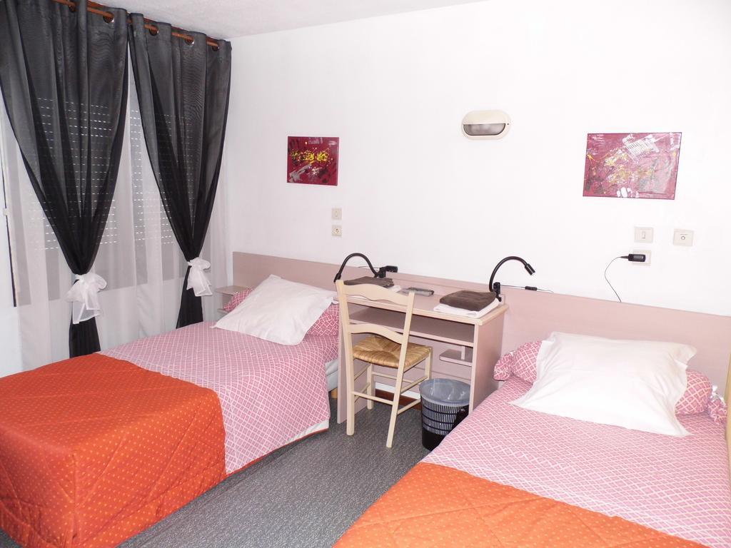 Hotel Des Touristes بييرفيت - نيستالاس المظهر الخارجي الصورة