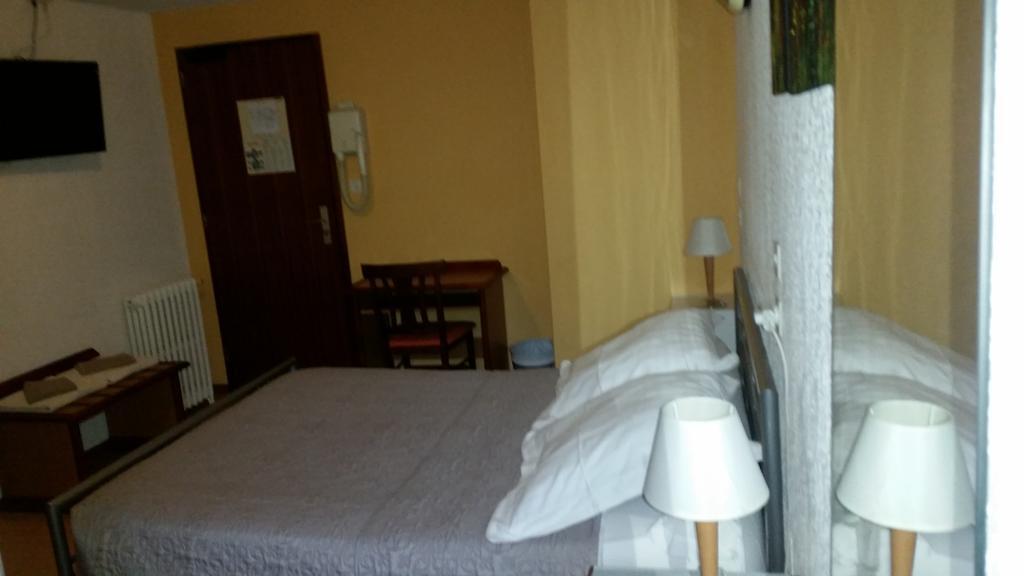 Hotel Des Touristes بييرفيت - نيستالاس المظهر الخارجي الصورة