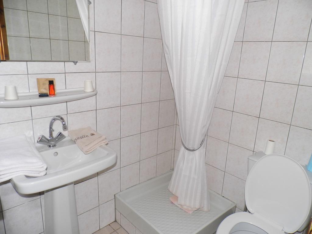 Hotel Des Touristes بييرفيت - نيستالاس المظهر الخارجي الصورة